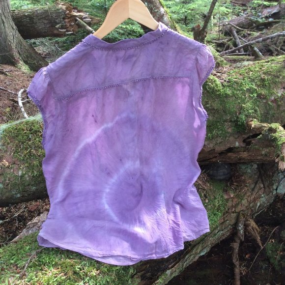 Upcycled Gap shirt ecodyed with local berries - Picture 3 of 3